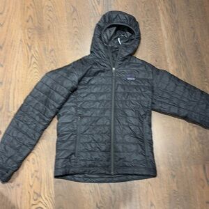 Patagonia lightweight coat in great shape .Hooded w zippered pockets.